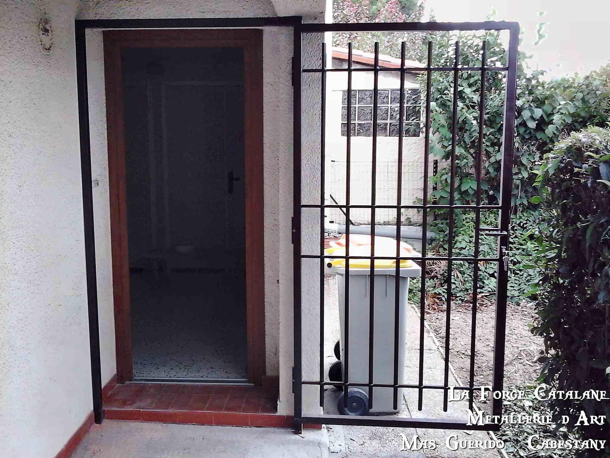 grille articulee 1 vantail finition rouille vernis motif typique forge catalane.jpg